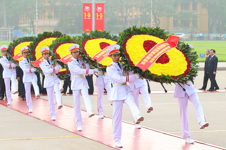 Đoàn đại biểu Ban Chấp hành Trung ương Đảng, Chủ tịch nước, Chính phủ, Quốc hội, Ủy ban Trung ương Mặt trận Tổ quốc Việt Nam đặt vòng hoa, vào Lăng viếng Chủ tịch Hồ Chí Minh. (Ảnh: VGP/Nhật Bắc)