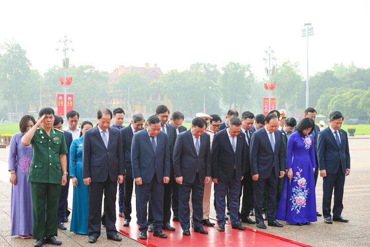 Đoàn đại biểu Thành ủy, HĐND, UBND TP Hà Nội vào Lăng viếng Chủ tịch Hồ Chí Minh. (Ảnh: VGP/Nhật Bắc)