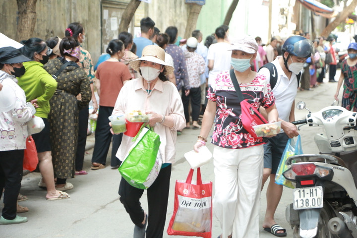 Ai nấy đều vui vẻ vì được hỗ trợ suất ăn, giảm gánh nặng kinh tế khi nằm viện điều trị.