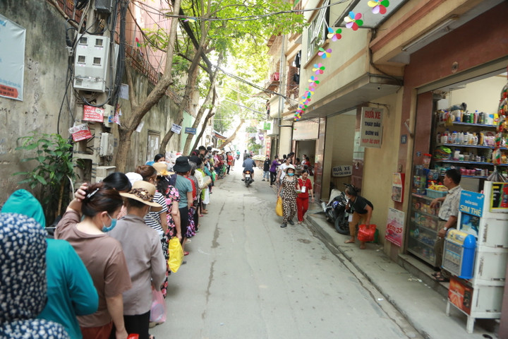 Nhiều người xếp hàng chờ nhận suất ăn 0 đồng.