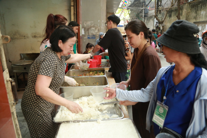 Mỗi ngày bếp cơm phát từ 300 đến 400 suất ăn cho người nhà và bệnh nhân.