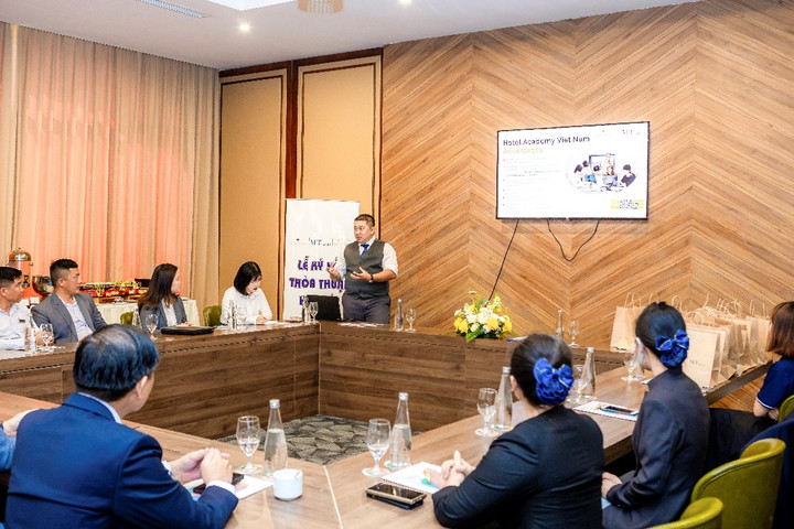 Đại diện Hotel Academy Việt Nam giới thiệu về hoạt động của trường.
