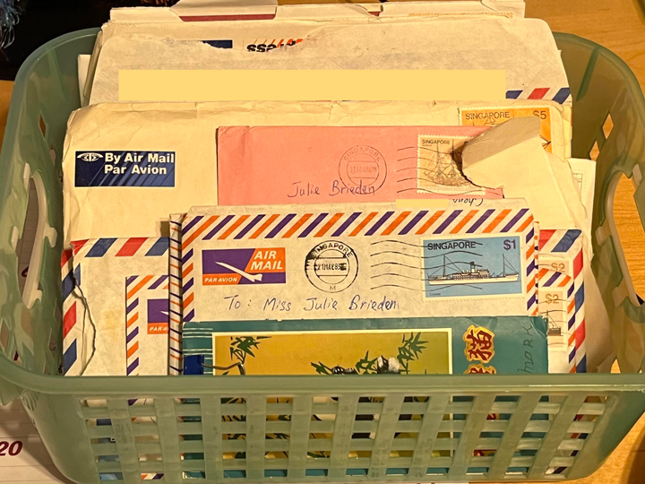 Những lá thư được Kelly sắp xếp lại.