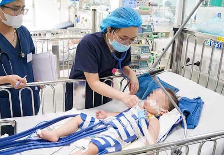 Bé H.T đang được các bác sĩ điều trị tích cực, tuy nhiên tiên lượng vẫn rất xấu.