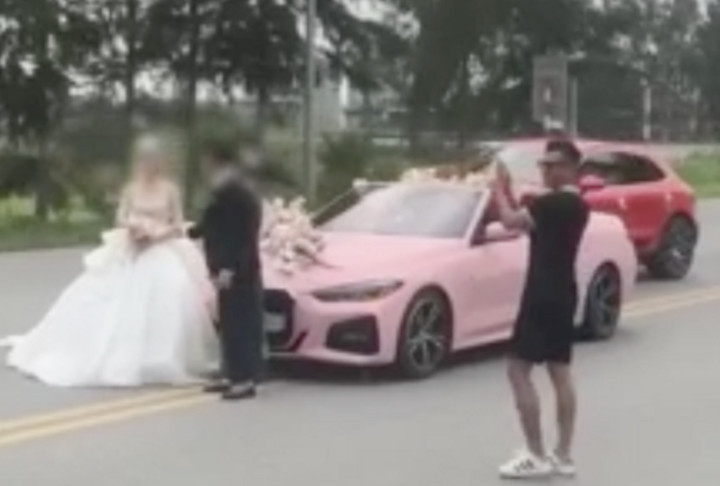 Đoàn xe đón dâu dừng giữa đường để chụp ảnh.