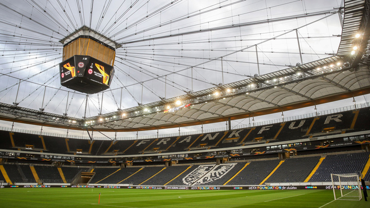 Sân Frankfurt Arena là sân nhà của CLB Eintracht Frankfurt. Sân bóng này có sức chứa gần 50.000 khán giả và có thể đóng mở mái che. Sân vận động có thể phục vụ nhiều môn thể thao khác nhau như bóng đá, khúc côn cầu hay xe đạp. Kể từ khi xây dựng lại phục vụ cho World Cup 2006, Frankfurt Arena còn là địa điểm tổ chức nhiều sự kiện quốc tế, thể hiện vai trò quan trọng trong cộng đồng thể thao và văn hóa Đức.