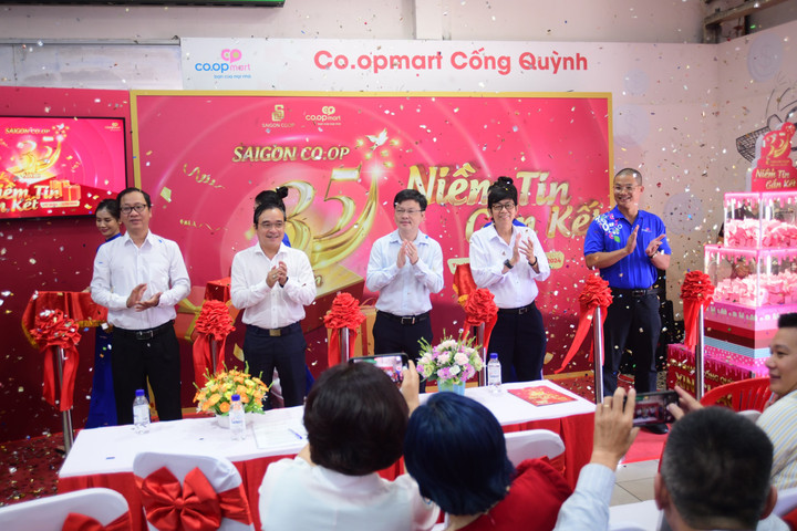 Lãnh đạo Saigon Co.op thực hiện nghi thức khởi động chương trình.