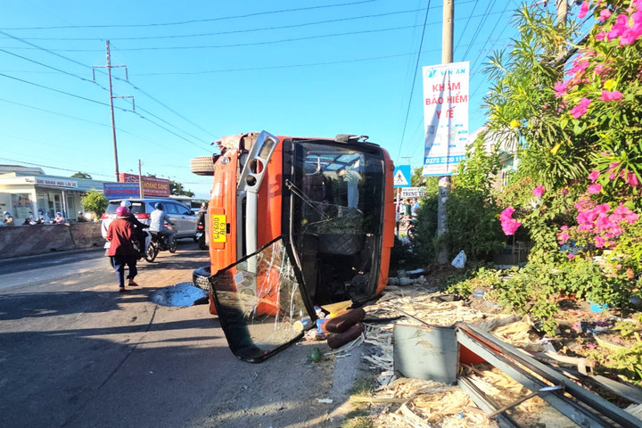 Xe chở hơn 40 công nhân lật nghiêng ở Long An. (Ảnh: Kiên Định)