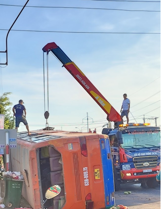 Chiếc xe được di dời vào bên vệ đường sau tai nạn. (Ảnh: T.Long)