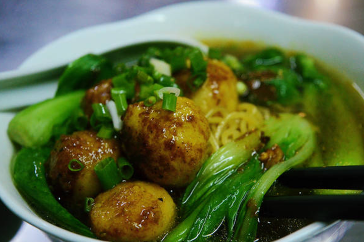 Mì cá viên cà ri.