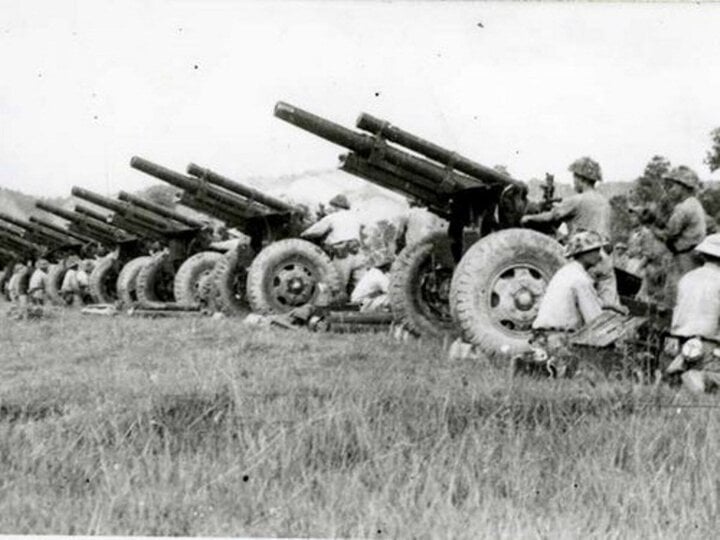 Lần đầu tiên, lực lượng pháo binh được huy động với mức cao nhất, gồm Trung đoàn 45 lựu pháo 105mm, Trung đoàn 675 sơn pháo 75mm (thuộc Đại đoàn công pháo 351) và các tiểu đoàn pháo trong biên chế của các đại đoàn, trung đoàn chủ lực tham gia chiến dịch Điện Biên Phủ. (Ảnh: Tư liệu TTXVN)