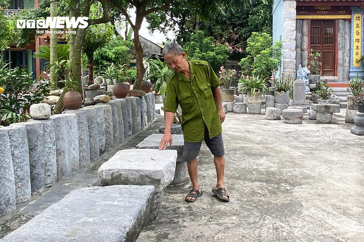 Những chiếc bàn đá trong khuôn viên nhà ông Nhẫn.