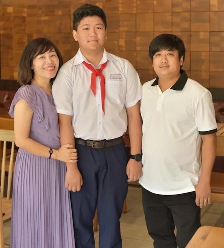 Em Nguyễn Đỗ Quang Minh cùng với ba mẹ của mình.