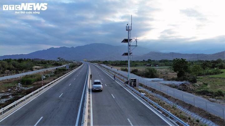Cao tốc Cam Lâm - Vĩnh Hảo được đầu tư quy mô 4 làn xe, vận tốc thiết kế 80 km.