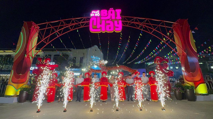 Trải nghiệm về đêm tại Hạ Long dịp này cũng phong phú không kém khi có thêm phố đi bộ đêm Bãi Cháy do Tập đoàn Sun Group phối hợp cùng thành phố thiết kế và triển khai đầu tư với hàng trăm gian hàng ẩm thực, đồ lưu niệm, mua sắm hấp dẫn. Tuyến phố hoạt động từ 19h -24h hàng ngày. Lễ hội Carnaval Ha Long cũng được khai mạc ngay ngày nghỉ lễ thứ hai 28/4, mang đến cho du khách không gian thưởng thức nghệ thuật đặc sắc cùng màn trình diễn drone ấn tượng.