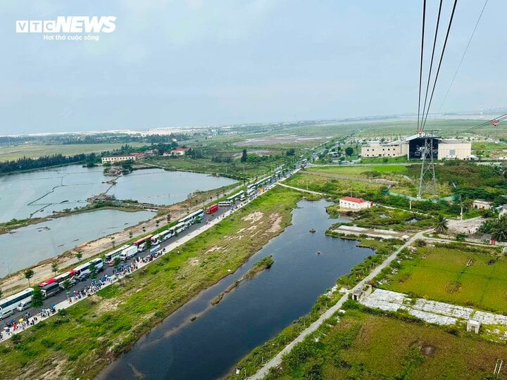 Ngoài phà Đồng Bài, khách du lịch cũng chọn phương thức đi cáp treo sang khu du lịch Cát Bà nên không mất nhiều thời gian chờ đợi. (Ảnh: CTV)