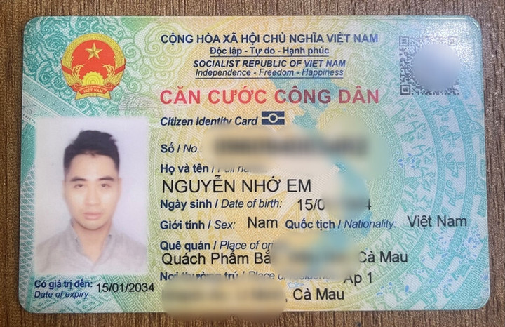 Cái tên lạ Nguyễn Nhớ Em khiến chàng trai Cà Mau sinh năm 1994 bất ngờ nổi tiếng sau khi tham gia một chương trình truyền hình. Nhớ Em tốt nghiệp Đại học Kiến trúc TP.HCM với tấm bằng giỏi, hiện là CEO của một trung tâm giáo dục và đào tạo thiết kế, kiến trúc nội thất tại TP.HCM. (Ảnh: NVCC)