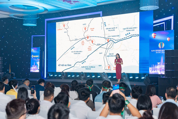 Bà Trịnh Kim Ngần - Giám đốc kinh doanh Sun Property chia sẻ tại sự kiện.