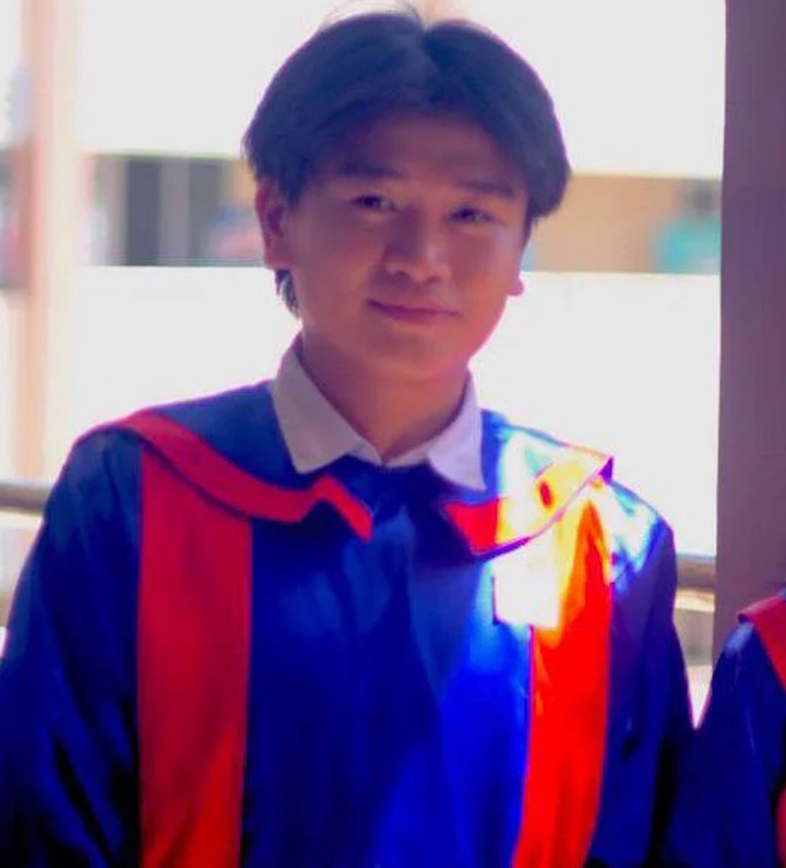 Lê Minh Win (sinh năm 2004, TP.HCM) từng chán ghét cái tên kỳ lạ do bố mẹ đặt, cậu cũng chưa từng gặp ai có tên chữ W giống mình. Ban đầu, bố mẹ định chọn tên Lê Minh Victory (cũng có nghĩa là chiến thắng) nhưng sau đó đổi thành Lê Minh Win. Vì cái tên lạ này mà hồi Win học phổ thông, thầy cô thường thắc mắc: "Bố mẹ học sinh này là người nước ngoài à?". Bạn bè trêu chọc, gọi chệch là Winx - những nàng tiên xinh đẹp theo tên bộ phim hoạt hình thời đó, hoặc gọi ngược là "Lose" (thua, thất bại). (Ảnh: NVCC)