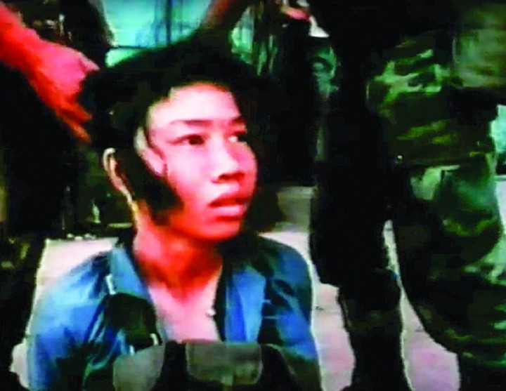 Cô Việt Cộng 19 tuổi Năm Lan trong bộ phim “Việt Nam, thiên lịch sử truyền hình”. (Ảnh chụp lại từ bộ phim)