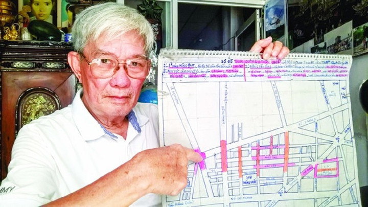 Ông Năm Trọng và tấm bản đồ ghi lại các trận chiến đấu của lực lượng võ trang Thành Đoàn cùng bộ đội trong đợt 1 chiến dịch Mậu Thân. (Ảnh: Trần Nguyễn Anh)