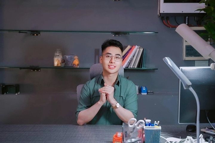 Từ "Nhớ" trong tên của anh được cha lý giải là không liên quan tới chuyện tình nam nữ mà xuất phát từ tình cảm đồng đội thiêng liêng vốn xem nhau như ruột thịt. Để lưu giữ kỷ niệm với những người anh em từng vào sinh ra tử thời chiến, cha anh quyết định đặt cho 3 con cái tên có từ "nhớ": Nguyễn Nhớ (anh cả), Nguyễn Nhớ Anh (anh thứ hai) và Nguyễn Nhớ Em. (Ảnh: NVCC)