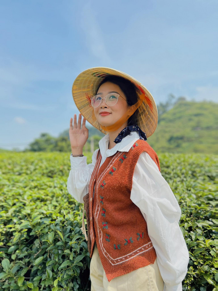 Trong ảnh là một nữ hướng dẫn viên du lịch ở TP.HCM. Cô gây ấn tượng với du khách không chỉ nhờ ngoại hình xinh xắn mà còn vì cái tên "Chiều Hoang". Nhiều lần cô hỏi nguồn gốc tên gọi của mình nhưng không được cha mẹ nói rõ. Cái tên này từng khiến cô tự ti và xin đổi. (Ảnh: FBNV)