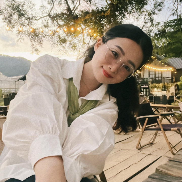 Tuy nhiên khi lớn lên, từ chỗ mặc cảm, Chiều Hoang dần tự tin với tên gọi của mình. Cô cảm thấy cái tên lạ đã tạo thuận lợi cho mình trong nghề hướng dẫn viên du lịch. Có lần du khách muốn xem giấy tờ của Chiều Hoang ngay khi cô giới thiệu tên. (Ảnh: FBNV)