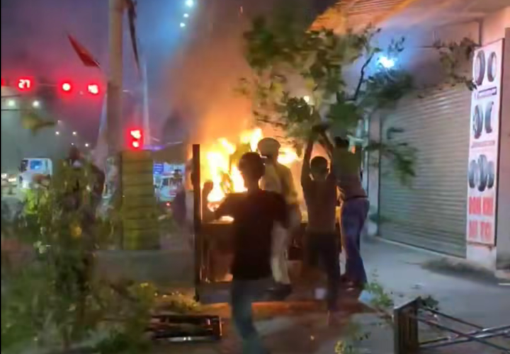 Người đàn ông đốt xe vi phạm trước mặt CSGT.