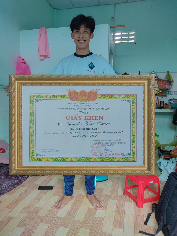 Còn Nguyễn Kha Davic (sinh năm 2002, Tiền Giang) gây bão mạng vào năm 2022 không chỉ vì cái tên độc lạ mà còn bởi tấm giấy khen "siêu to khổng lồ". Davic đang là sinh viên chuyên ngành Công nghệ kỹ thuật ô tô của Đại học Sư phạm kỹ thuật Vĩnh Long. Cái tên lạ này khiến chàng trai gặp nhiều khó khăn trong việc làm giấy tờ hay hồ sơ vì mọi người hiểu nhầm Davic không phải là tên thật mà chỉ là nickname. (Ảnh: NVCC)