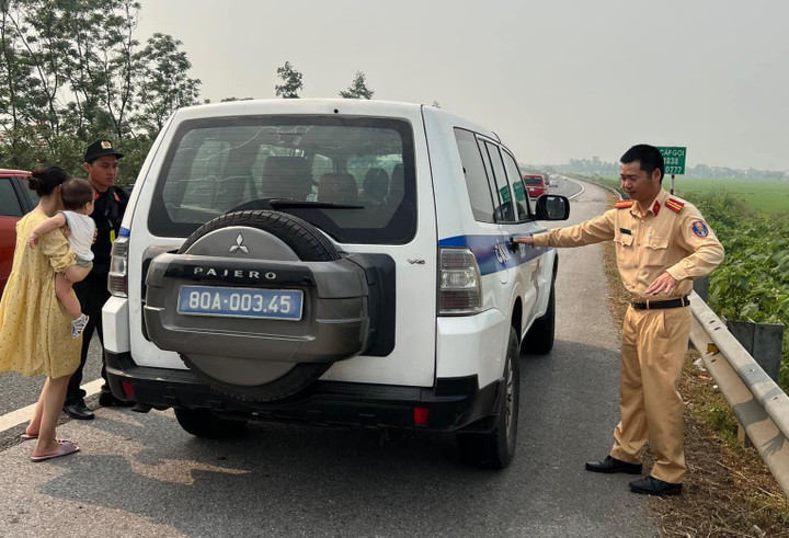 CSGT dùng xe đặc chủng đưa trẻ nhỏ về trạm dừng nghỉ.