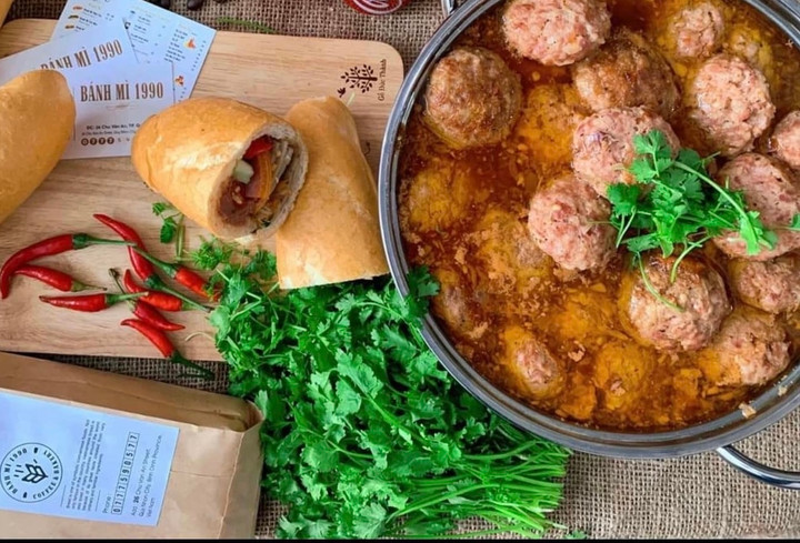 Bánh mì chấm ở Bánh mì 1990.