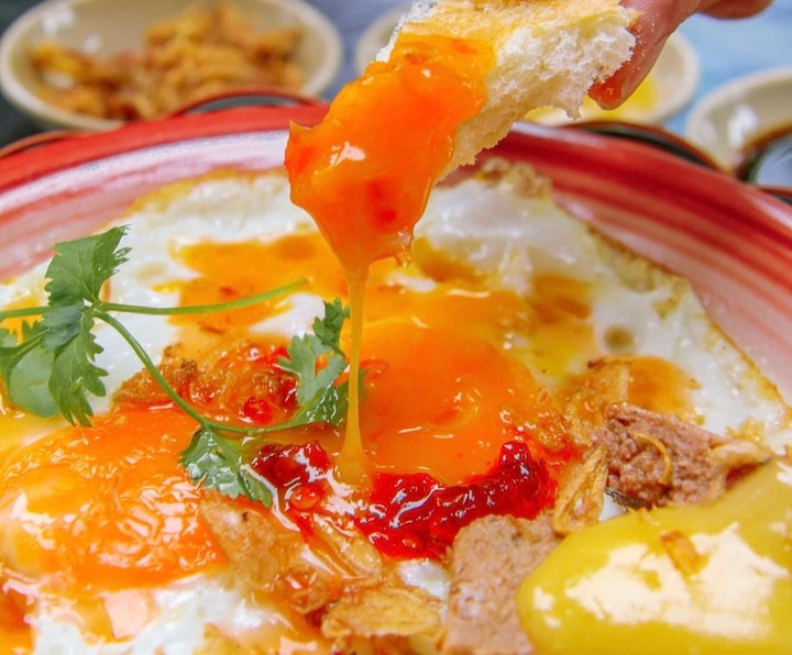 Quán ông Hiệu là địa chỉ không thể bỏ lỡ khi bạn muốn ăn bánh mì chấm Quy Nhơn.