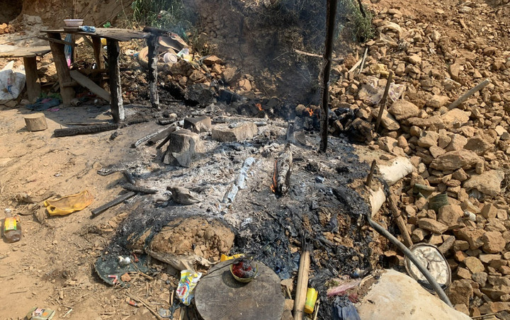 Tổ công tác phát hiện, phá hủy 8 lán trại, làm mất tác dụng 2 máy nổ, 9 cối xay. (Ảnh: C.A)