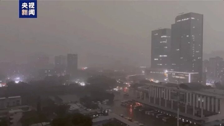 Lốc xoáy làm bầu trời Quảng Châu tối sầm, ngày 27/4. (Ảnh: CCTV)