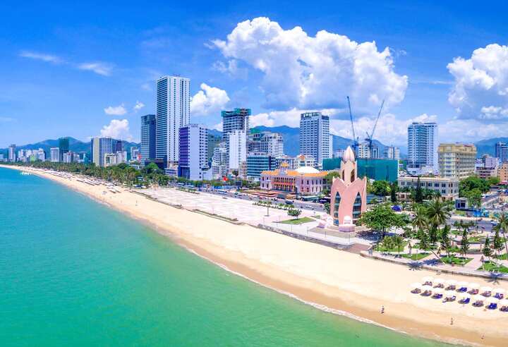 Bờ biển đẹp, nước trong xanh là "đặc sản" của Nha Trang thu hút khách. (Ảnh: TL)