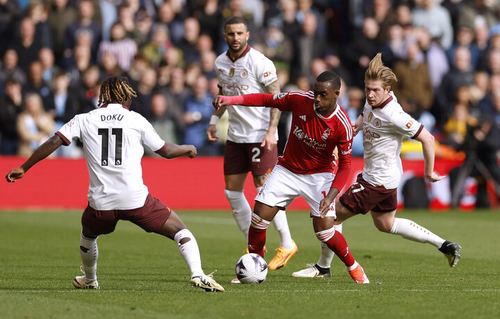 Man City gặp nhiều khó khăn trước Nottingham Forest. (Ảnh: Reuters)