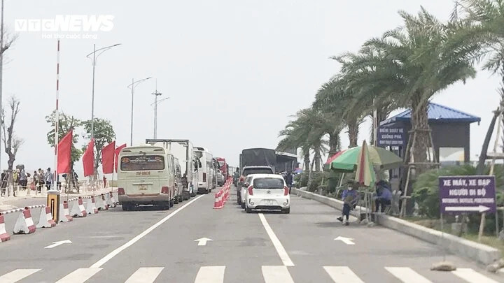 Đường dẫn xuông phà Đồng Bài lúc 11h ngày 28/4. (Ảnh: CTV)