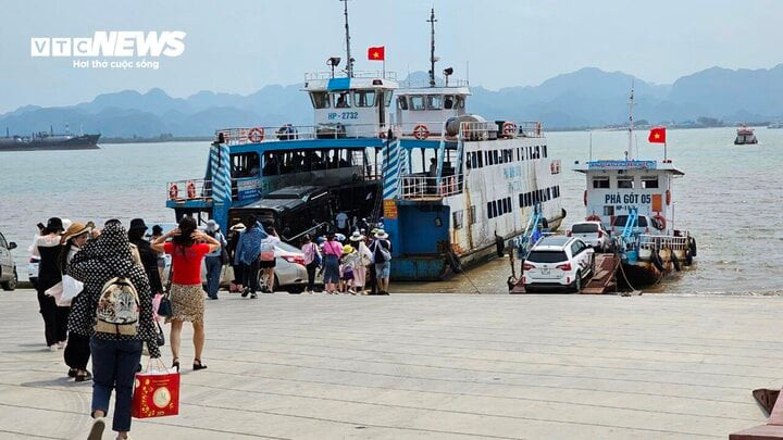 Ban quản lý bến huy động toàn bộ nhân lực và các phương tiện để phục vụ du khách và người dân qua phà sang khu du lịch Cát Bà được thuận lợi. (Ảnh: CTV)