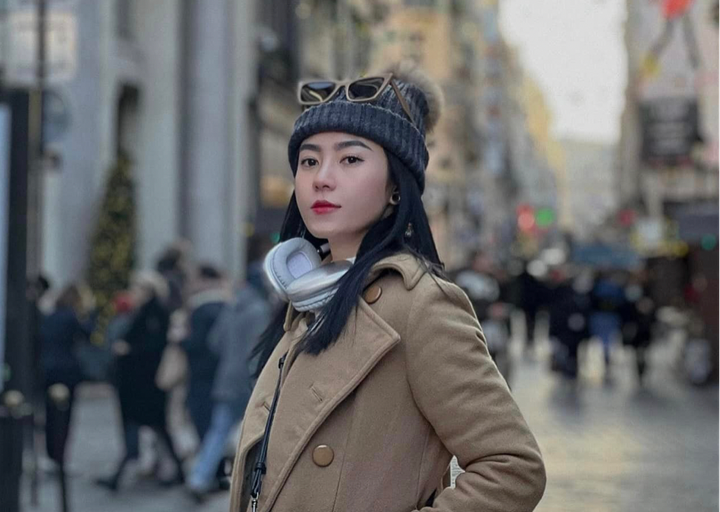 Cô gái Đồng Nai hay bị bạn bè gọi nhầm là Ovantin, Otina, Vitamin hoặc Nobita. Để mọi người dễ nhớ, Otani gợi ý chỉ gọi cô là "Ni". Mỗi lần đi làm giấy tờ ở cơ quan hành chính cô luôn phải viết tên mình ra giấy để người nghe không nhập sai. Sau khi gây sốt mạng với cái tên lạ, Đinh Good Otani nhận nhiều lời mời đóng phim và làm mẫu ảnh. (Ảnh: NVCC)