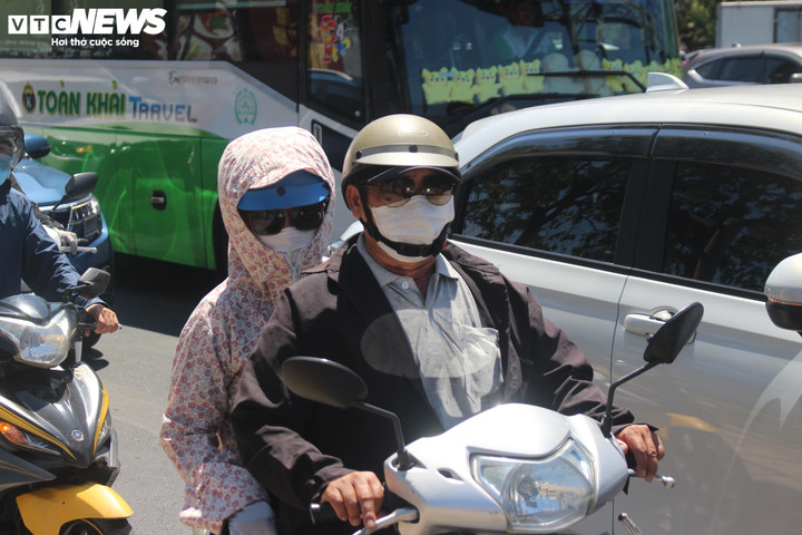 Dự báo thời tiết TP.HCM hôm nay 28/4, tiếp tục có nắng nóng gay gắt, nhiệt độ cao nhất khoảng 38 độ C.