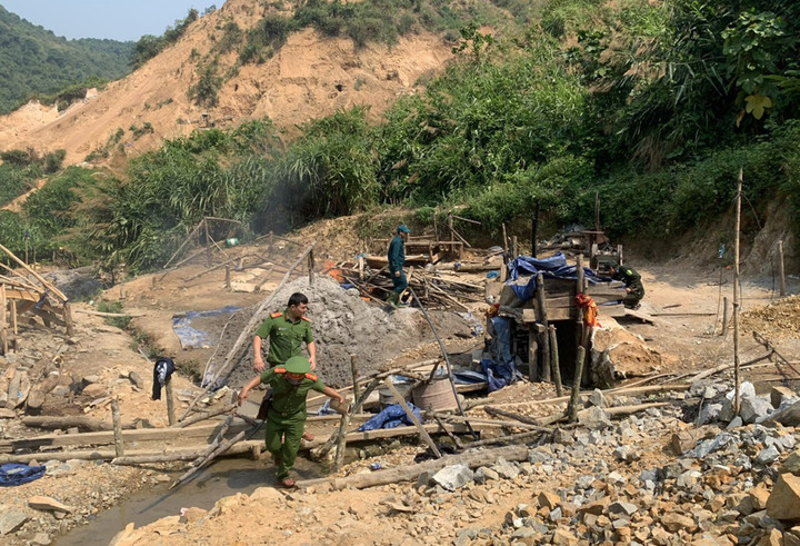 Ngay trong dịp lễ 30/4-1/5, lực lượng chức năng Quảng Nam tổ chức truy quét, đẩy đuổi những kẻ khai thác vàng trái phép tại khu vực bãi 5A. (Ảnh: C.A)