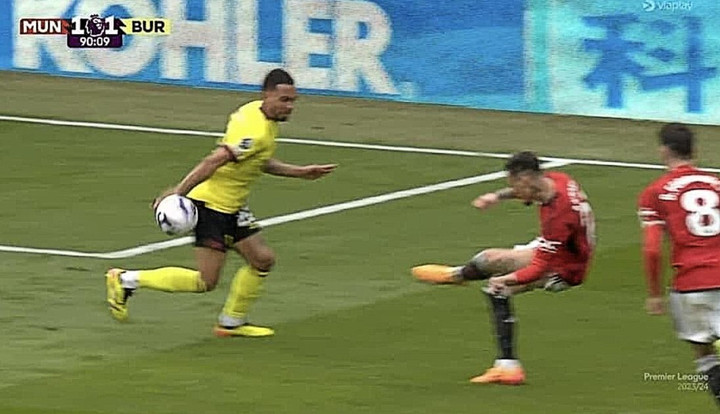 Pha bóng gây tranh cãi ở trận hòa của MU.