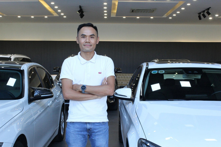 Cuối năm 2015, anh lấy vợ và lần lượt chào đón hai cậu con trai. Ban đầu, anh định đặt cho các con những tên đặc biệt là Tô Shi Ba và Tô Sanyo. Tuy nhiên sau khi cân nhắc, hai vợ chồng lại đặt tên bình thường cho con. Hiện anh làm nghề kinh doanh ô tô đã qua sử dụng. (Ảnh: NVCC)