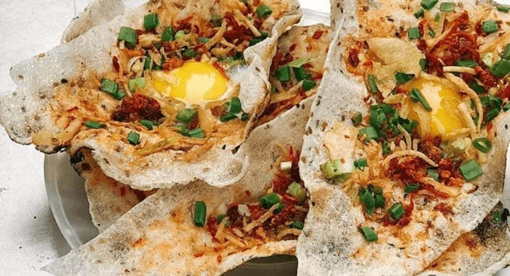 Mỗi phần bánh tráng kẹp sẽ được ăn kèm với nhiều loại khác nhau phết thêm chút bơ nướng là thơm ngon nức mũi.