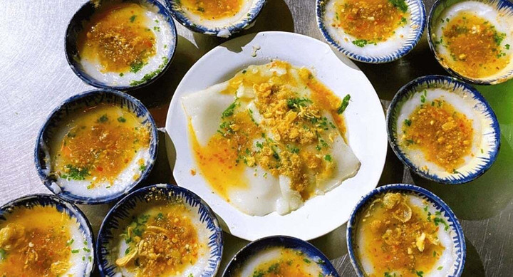 Quán ăn vặt Quy Nhơn Bà Xê là một tiệm bánh bèo Quy Nhơn bình dân nhưng luôn tấp nập dân địa phương, khách du lịch tới thưởng thức.