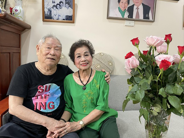 Dù đã gần 90 tuổi, vợ chồng bà Ngô Thị Ngọc Diệp không ngại ngần trao nhau những cử chỉ yêu thương, tình cảm.