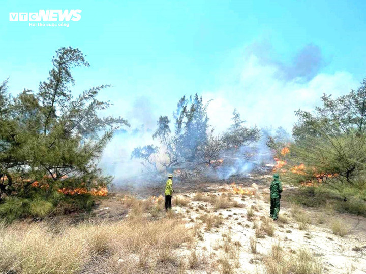 Đến 18h ngày 29/4, đám cháy vẫn chưa được khống chế.