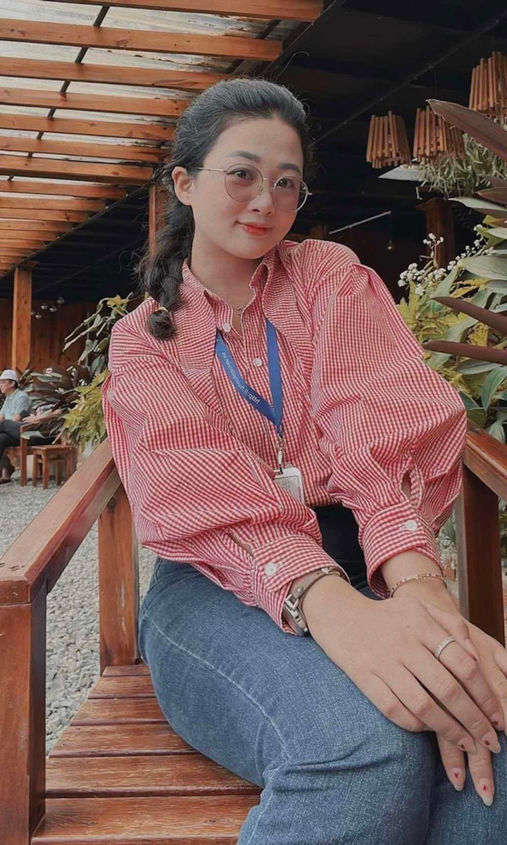 Chiều Hoang khá nổi tiếng trên mạng xã hội nhờ những đoạn video chia sẻ chuyện vui buồn trong nghề. Gần đây, cô gây sốt trên Tiktok trong một đoạn video do chính du khách đi cùng đoàn ghi lại khi khoe giọng hát nội lực ngay trên xe. Chiều Hoang mong muốn trong tương lai có thể thành lập một công ty du lịch của riêng mình. (Ảnh: FBNV)