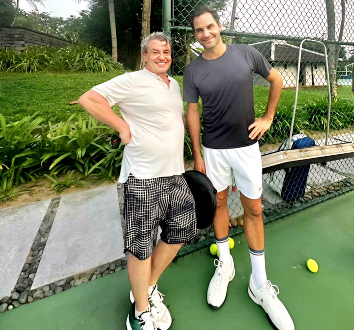 Tay vợt Roger Federer (bên phải) tại một sân quần vợt ở TP.Hội An. (Ảnh: Lệ Thu)